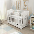 Baby Delux Babybett 60x120 Weiß mit Matratze & Schublade, Umbaubar zum Juniorbett, Kinderbett aus Kiefernholz