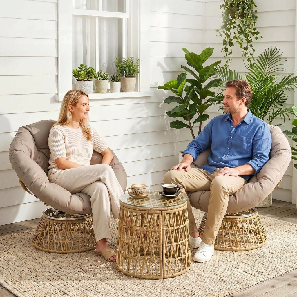 Rattan-Loungeset mit 2 drehbaren Sesseln, Tisch und dicken Polstern – 360°-Funktion