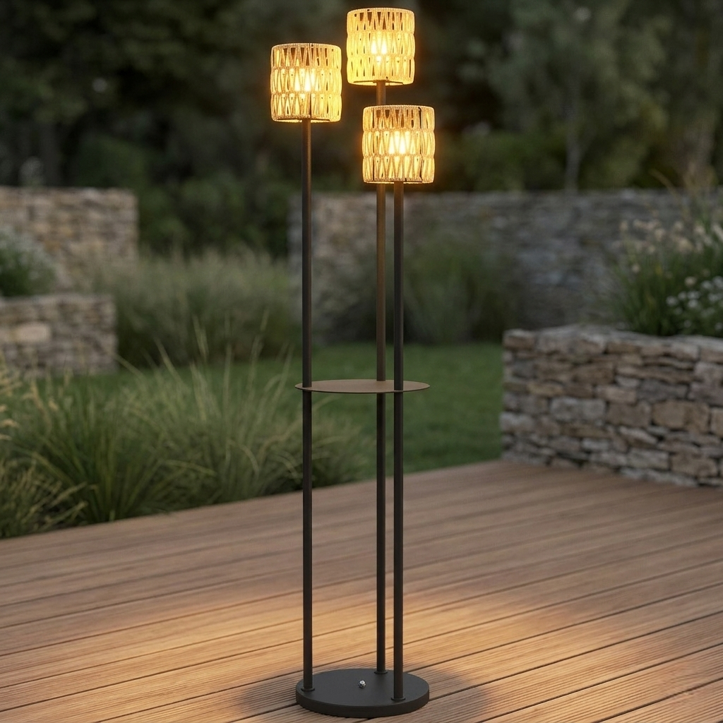 Elegante Solarbetriebene Gartenlampe aus Rattan mit Drei Lampenschirmen